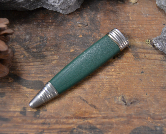 Linder Grüne Standard-Steckscheide für 9cm Klinge aus Leder mit Beschlägen